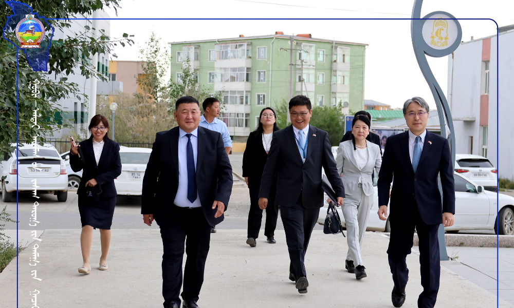 ✅Тэрбээр эмзэг бүлгийн иргэд, эх, хүүхдийн эрүүл мэнд, аюулгүй байдлыг хангах чиглэлээр орон нутагт хэрэгжүүлж буй ажлуудыг сайшаан дүгнэж, цаашид энэхүү чиглэлд хоёр орны хамтын ажиллагааг өргөжүүлэх боломжтойг онцлон тэмдэглэлээ.
Энэхүү айлчлал нь хүүхэд хамгаалал, эрүүл мэндийн үйлчилгээний чанар, хүртээмжийг сайжруулах, олон улсын хамтын ажиллагааг шинэ түвшинд гаргахад чухал түлхэц үзүүлнэ гэж үзэж байна.