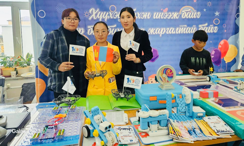 🌟 ХҮҮХЭД ХӨГЖЛИЙН ДУГУЙЛАН СУРГАЛТ-ын үйл ажиллагааг танилцуулах өдөрлөгийг зохион байгууллаа. 
👨‍👩‍👧‍👦 Эцэг эхчүүд 2025–2026 оны хичээлийн жилд хүүхдийнхээ нас, сэтгэхүй, бие бялдарт тохирсон хөгжлийн дугуйлан сургалтуудтай танилцлаа.✨ 
Тус арга хэмжээний үеэр ХГБХХГ-ын дэргэдэх 
🎶 “Хишигтэн” хамтлаг
🥋 Алтайн хүчит барс таеквандо
♟️ Шатар
💃 Бүжиг
🧪 Unitel STEAM Hub-ын сурагчид өөрсдийн сурсан мэдсэнээ толилуулж,
🖼️ " Бидний урлан" зургийн дугуйлангийн сурагчид өөрсдийн  бүтээлээрээ үзэсгэлэн гаргалаа. 
🌍 Мөн аймгийн хэмжээнд үйл ажиллагаа явуулдаг бүхий л сургалт, дугуйлангийн мэдээллийг иргэдэд нээлттэй хүргэлээ.
🙏 Тус өдөрлөгт биечлэн оролцож, хүүхдүүдийнхээ оролцоо, хөгжлийг дэмжин ажилласан:
🎻 Морин хуур
♟️ Шатар
🖌️ Зураг
💃 Бүжиг
🥋 Таеквандо
🔬 Unitel STEAM Hub
🏐 Волейбол
🤼 Хантайшир бөхийн дэвжээ
🧠 Монголын Оюун Ухааны Академийн Говь-Алтай салбарын багш, сурагчид болон бүх эцэг эхчүүддээ ТАЛАРХАЛ илэрхийлье!👏👏👏
🔔 Хүүхдийн хөгжилд хамтдаа
💖 ХҮҮХЭД — ХАЙР — ИРЭЭДҮЙ
#AltaiEduTech2025
#Хүүхдийн хөгжил
#Боловсролын Форум
#ИрээдүйгээХамтБүтээе
#Дугуйлан сургалт