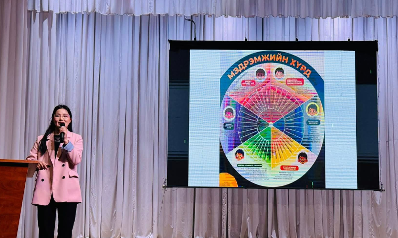 Олон улсын эмэгтэйчүүдийн эрхийг хамгаалах өдөр-ийг тохиолдуулан “Хамтын шийдэл – Хамгаалагдсан ирээдүй” хүүхдийн хөгжил, хамгааллын хөтөлбөрийн хүрээнд Засаг даргын Тамгын газар, Насан туршийн суралцахуйн төвөөс санаачлан зохион байгуулсан “TEENAGE HERO” нөлөөллийн арга хэмжээнд Хүүхэд, гэр бүлийн хөгжил, хамгааллын газар, Боловсролын газар, Цагдаагийн газар, АДБАЧ, МБС болон Есөнбулаг сумын сургуулиуд хамтран оролцлоо.