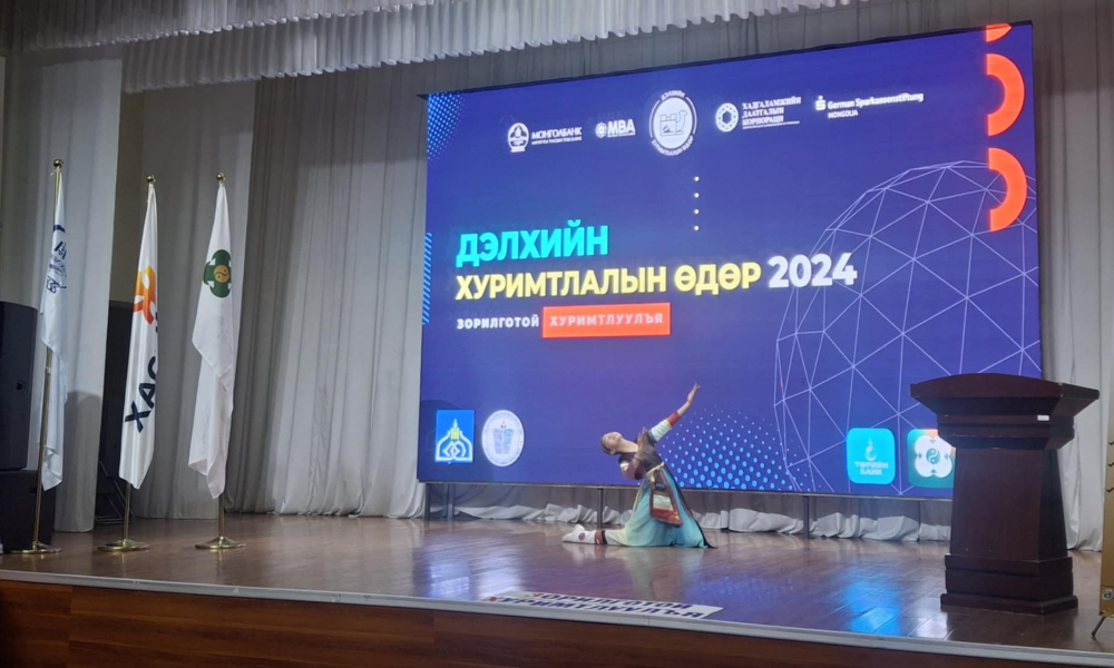 Хуримтлалын ач холбогдлыг ойлгуулах, хуримтлалтай иргэдийн тоог нэмэгдүүлэх, үндэсний хуримтлалын бэлгэ тэмдэг болон арилжааны банкуудын хадгаламжийн бүтээгдэхүүн, үйлчилгээг таниулах зэрэг олон нийтийн санхүүгийн мэдлэгийг дээшлүүлэх зорилгын хүрээнд зохион байгуулагдаж байгаа “ДЭЛХИЙН ХУРИМТЛАЛЫН ӨДӨР-2024” аяны нээлт 2024 оны 10 сарын 1-ний өдөр зохион байгуулагдлаа. 
Нээлтийн үеэр: 
• Дэлхийн хуримтлалын өдөр, үндэсний хуримтлалын бэлгэ тэмдэг
• Хуримтлалын ач холбогдол, давуу тал, хуримтлал үүсгэх алхмууд” сэдвээр сургалт, мэдээлэл өглөө. 
Мөн Хүүхэд, гэр бүлийн хөгжил, хамгааллын газрын дэргэдэх “Хишигтэн” хамтлаг, “Урин бүжихүй” бүжгийн дугуйлангийн сурагчид нээлтэд оролцогч нарт мэндчилгээ дэвшүүлэв.
Нээлтийн арга хэмжээнд Есөнбулаг сумын ерөнхий боловсролын сургуулиудын 250 хүүхэд оролцлоо. ✌️👏👌