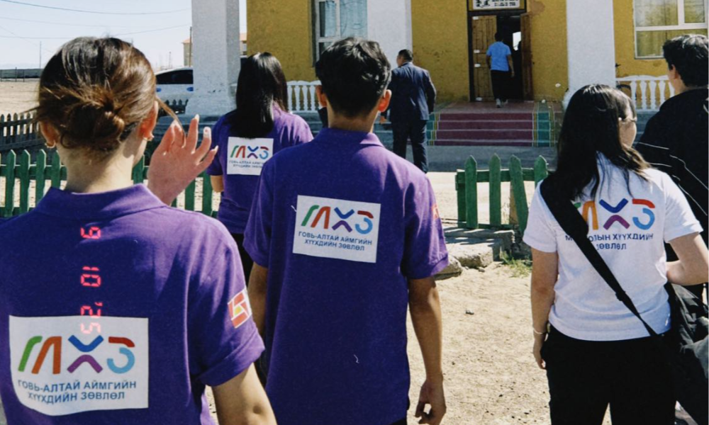 🤩 Монгол Улсад Хүүхдийн байгууллага, хөдөлгөөн үүсэж хөгжсөний түүхт 100 жилийн ойн хүрээнд аймгийн Хүүхдийн зөвлөлөөс санаачлан Шарга сумын ерөнхий боловсролын сургуулийн сурагчдад "ХҮҮХЭД ХҮҮХДЭДЭЭ ЭЕРЭГЭЭР НӨЛӨӨДЬЕ" сургалт нөлөөллийн ажлыг амжилттай зохион байгууллаа. 🥳 
🟢  Хүүхэд хүүхдэдээ эерэгээр нөлөөлөх, цахим донтолт, цахим гэмт хэрэг, өсвөр насны сэтгэлзүйн онцлог, эрүүл мэнд ба зөв хооллолт, хорт зуршлын сөрөг нөлөөг ойлгуулах зорилготой өртөөчилсөн сургалт, нөлөөллийн арга хэмжээнд Шарга сумын ЕБСургуулийн бүх сурагчид хамрагдсанаараа онцлог боллоо. 🥳
ХҮҮХЭД ХҮҮХДЭДЭЭ ЭЕРЭГЭЭР НӨЛӨӨЛЖ, ЗӨВ ЗҮЙЛД НАЙЗУУДАА УРИАЛЦГААЯ
ХҮҮХЭД-ХАЙР-ИРЭЭДҮЙ✨ ❤️🙌🤩🥳