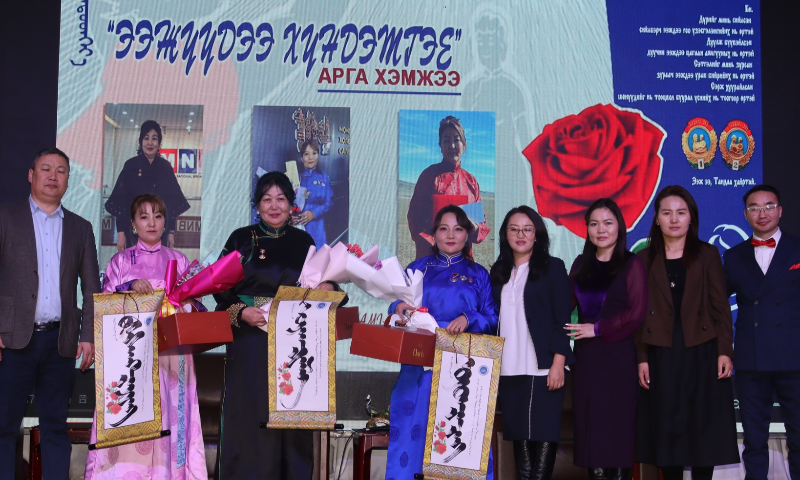 Олон улсын эмэгтэйчүүдийн эрхийг хамгаалах өдөр-ийг тохиолдуулан нийгэмд хүлээн зөвшөөрөгдсөн, үлгэр дуурайлал болсон манлайлагч эмэгтэйчүүд, ээжүүдийн төлөөллөөр дамжуулан өсвөр насны охидод амьдралын эерэг зөв дадал төлөвшүүлэх, хувь хүний хөгжил, гэр бүл төлөвлөлт, эрүүл мэндийн боловсрол олгох, мэргэжил сонголтын талаар туршлага хуваалцах зорилготой “Ээжүүдээ хүндэтгэе – 2026” арга хэмжээг 2026 оны 03 дугаар сарын 06-ны өдөр зохион байгууллаа.